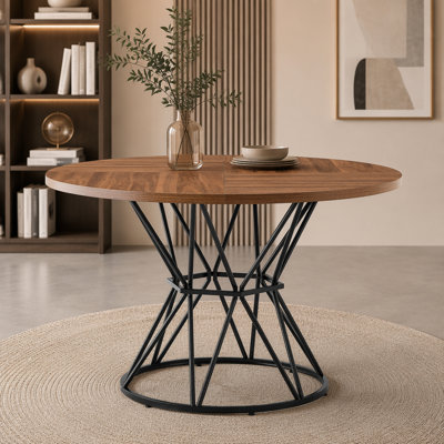 Une table de salle à manger circulaire d'un diamètre de 47,3 pouces, composée de 4 panneaux de fibres à densité moyenne, de supports en métal en forme de sablier noir et d'une table à manger de style industriel moderne pour 4 à 6 personnes.