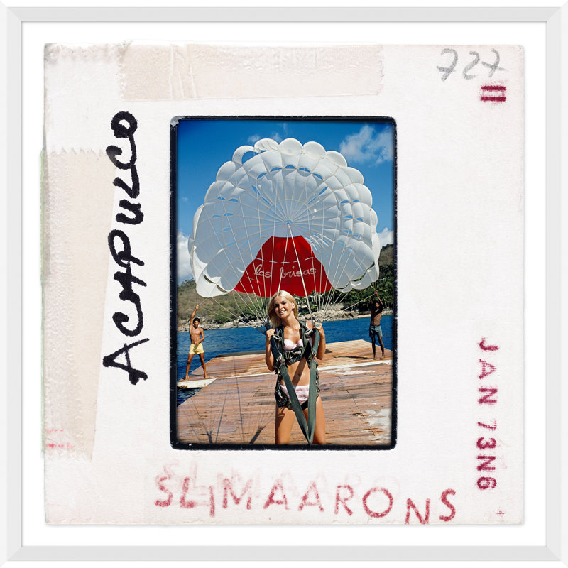 «Paragliding in Acapulco - Slide», 1 janvier 68 par Slim Aarons - impression d'un seul cadre