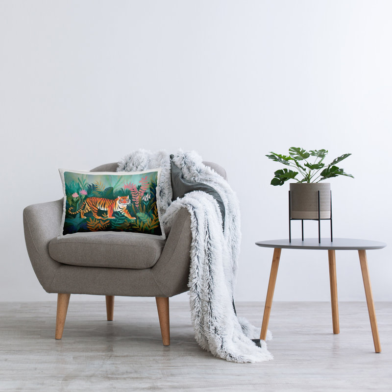 Conception de coussin décoratif tigré dans les feuilles de la jungle par Ramona Murdock