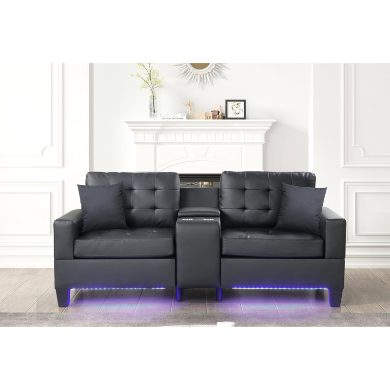 Canapé noir contemporain avec éclairage DEL, chargeur, console de rangement, jolis porte-gobelets et coussins enchanteurs.