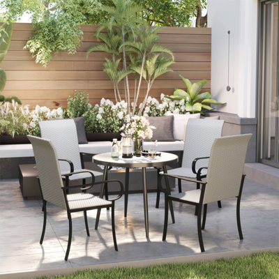 Ensemble de 4 chaises de salle à manger d'extérieur en osier Outsunny, fauteuils en rotin toutes saisons avec accoudoirs, structure en acier, dossier haut et sièges profonds