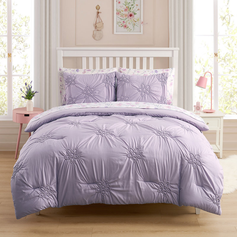 L'ensemble de literie pour enfants Floral Pintuck comprend un ensemble de draps imprimés par Sweet Home Collection®