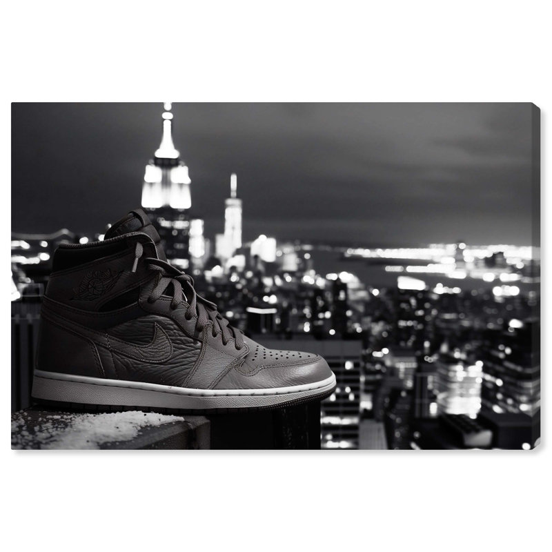 Sneaker Cityscape, art mural urbain noir et blanc par Notoriart, Toile tendue, H 20 po x l 30 po