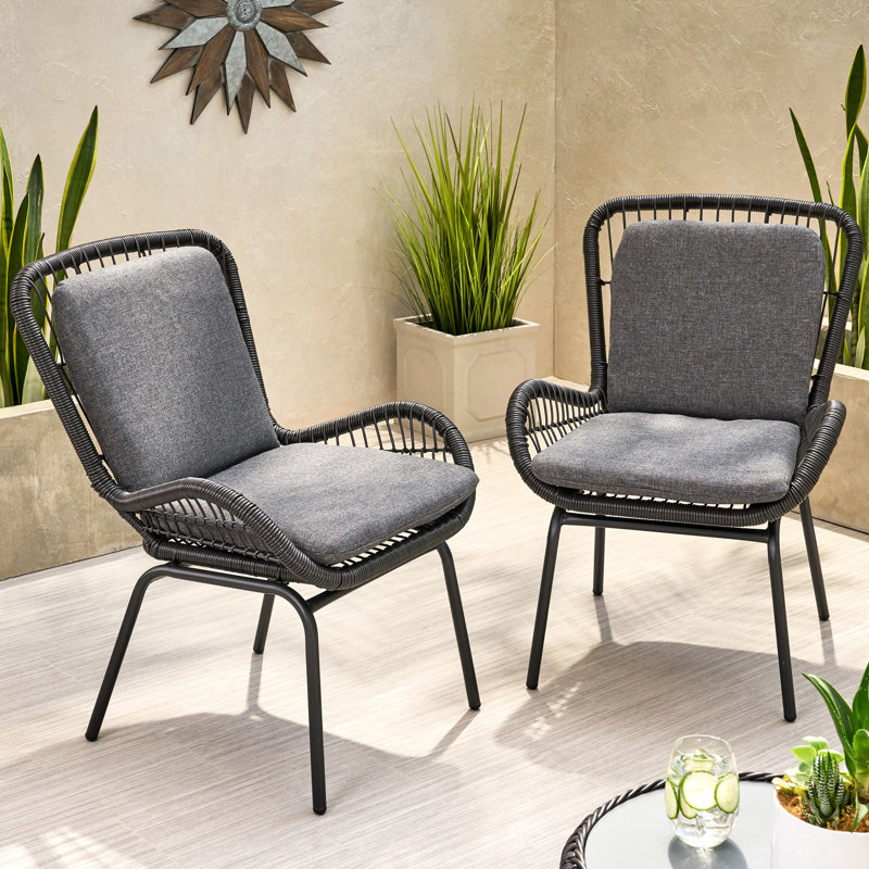 Chaise grise élégante avec structure en fer et coussin d'assise