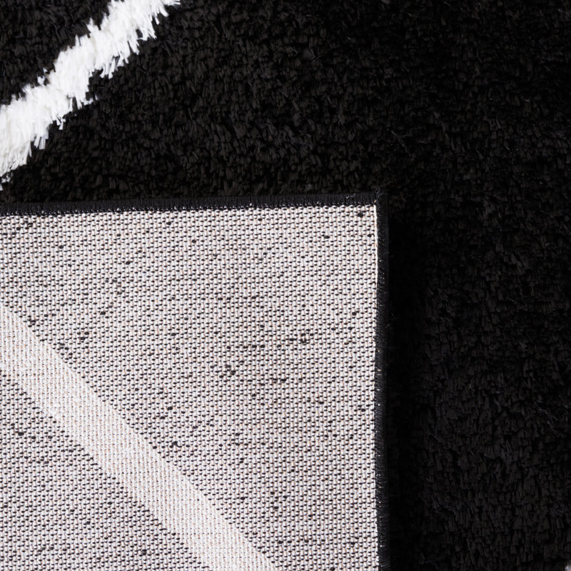 Tapis noir et blanc à motif géométrique, Rectangle 5 pi x 7 pi