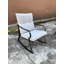Fauteuil à bascule et chaise basse