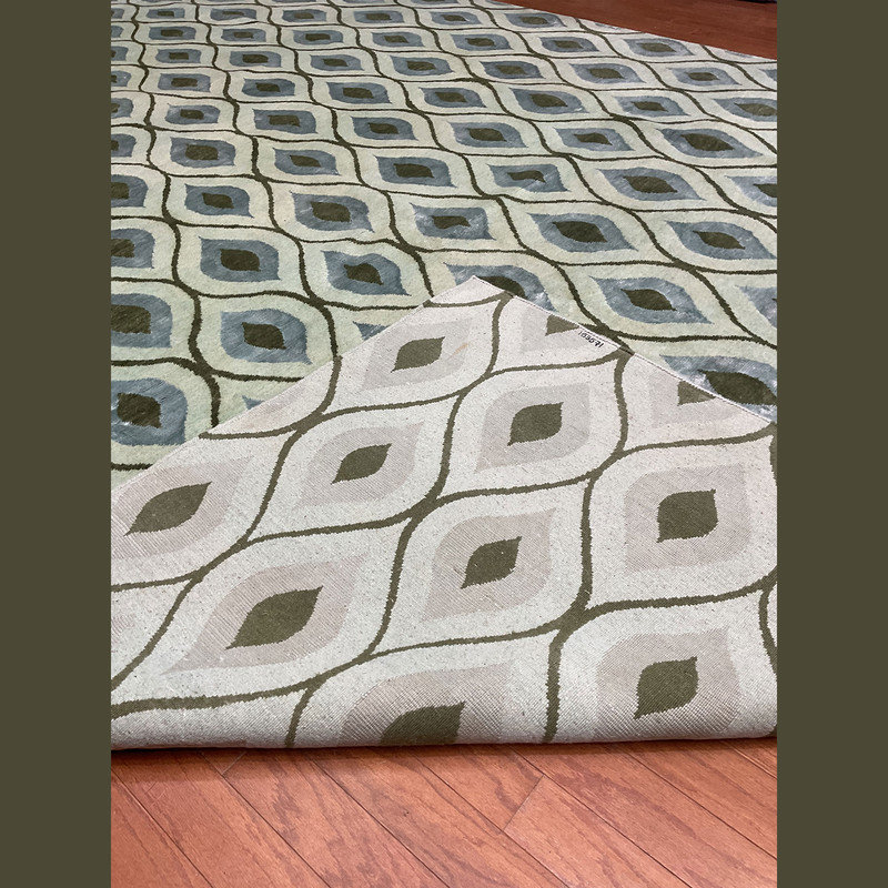 Tapis unique en argent 9 pi 9 po x 14 pi One-of-a-Kind