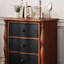 Commode d'appoint en bois de style classique.-106923654
