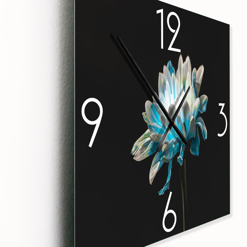 Gros plan sur l'horloge murale Pure and Daisy Flower I, Petit
