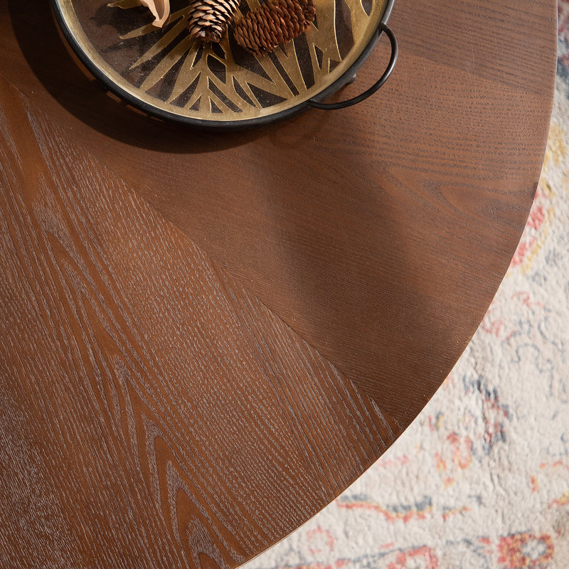 Table basse ronde fabriquée à la main avec un design en relief, un piédestal robuste et aucun assemblage requis pour un salon