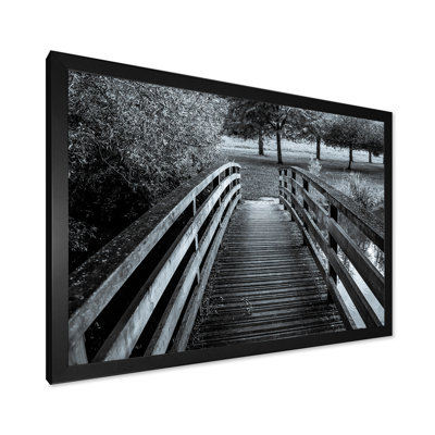 Pont en bois sur un étang