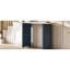 Console de couloir étroite avec plateau ovale en marbre et pieds en bois stables sur fond lisse en faux marbre bleu marine