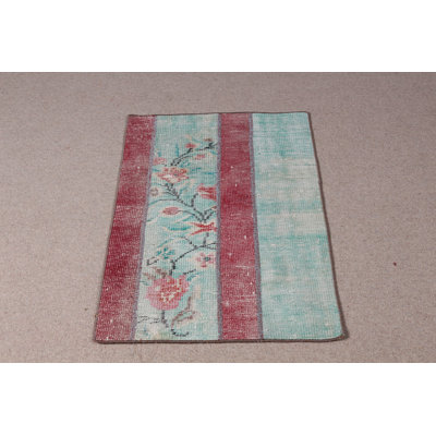 Le petit tapis turc en patchwork bleu rend votre entrée plus élégante et moderne avec une touche bohémienne