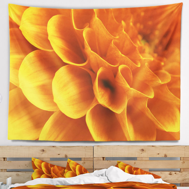 Tapisserie jaune à motif floral abstrait, H 32 po x l 39 po
