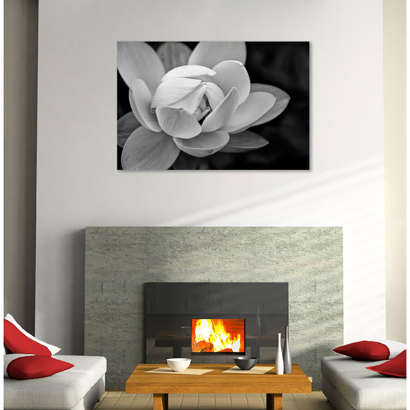 «Lily Close-Up 1», toile tendue par Glenn Taylor, H 12 po x l 18 po x P 1,5 po
