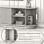 Meuble télé de style champêtre en bois cannelé avec porte coulissante à tambour, console multimédia de rangement réglable avec passe-câbles et poignées dorées pour salon