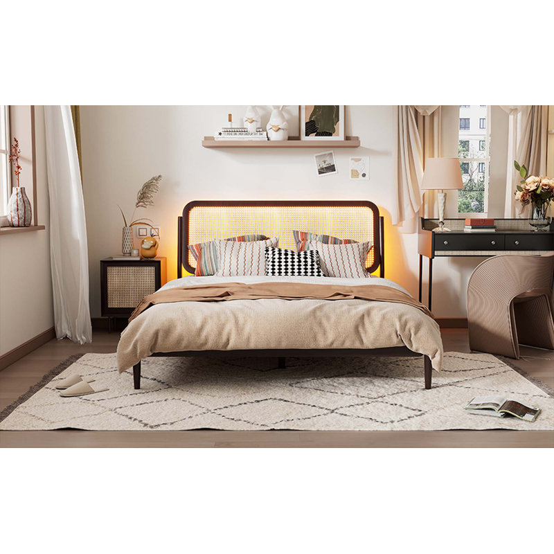Grand lit plateforme en bois avec rangement à DEL et tête de lit en rotin, Espresso antique