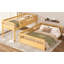 Lit simple superposé au-dessus de grand lit simple avec échelle et garde-corps-87095438-87095409