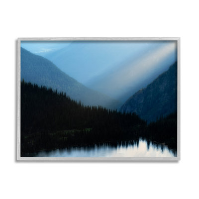 «Blue Mountain Trees Reflection» encadré sur bois par Dennis Frates, photographie