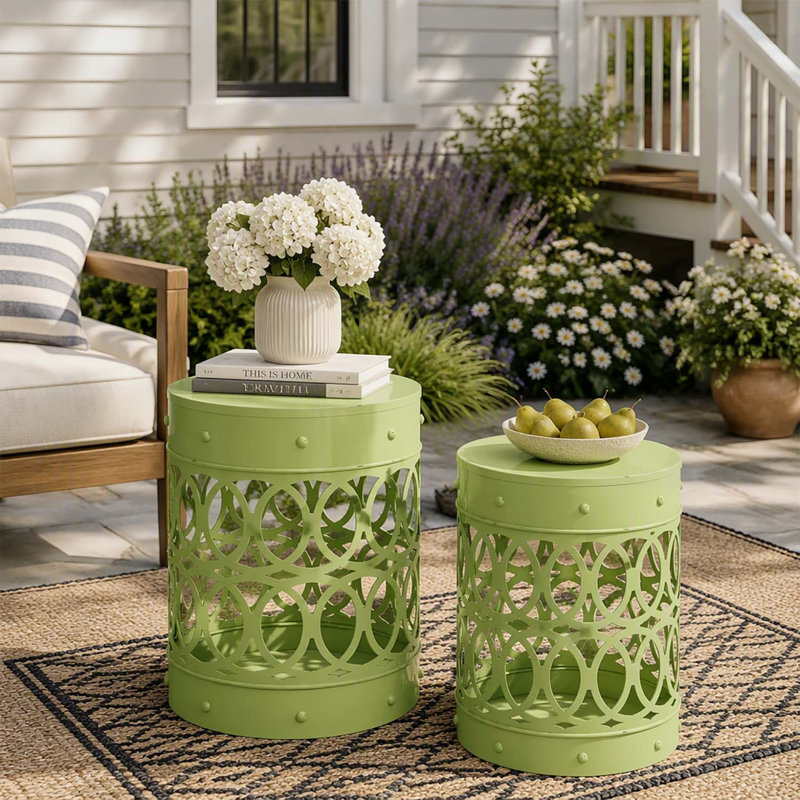 Ensemble de tables d'appoint d'extérieur modernes en métal avec un design élégant en fer découpé et un cadre durable à revêtement en poudre, parfait pour un décor élégant et fonctionnel.