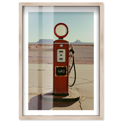 «Vintage Pump Shadowbox Print», reproduction de photo par Notoriart, cadre blond, 36 x 54