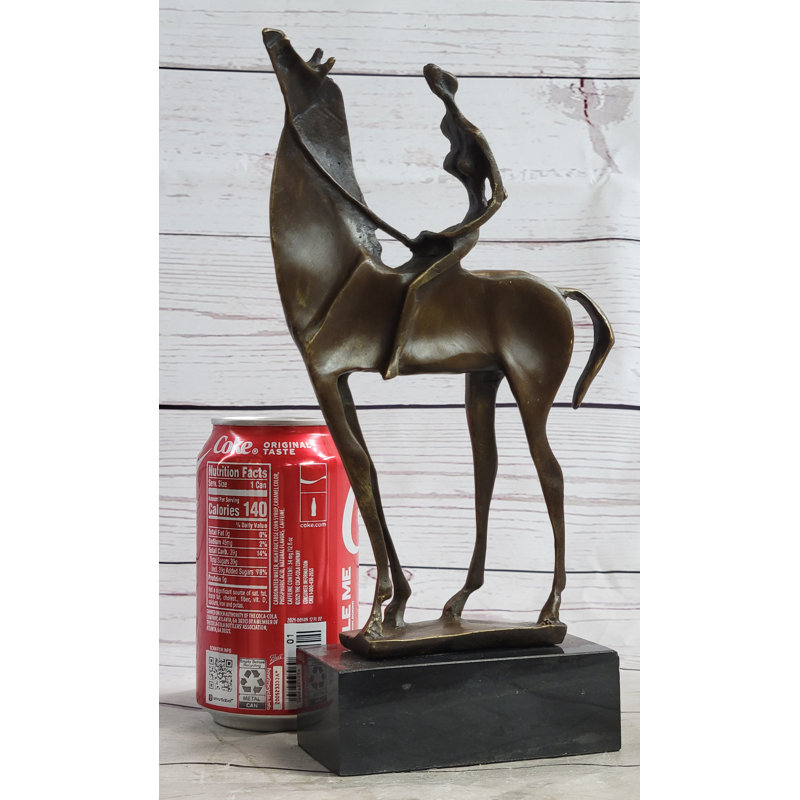 Marchmont, figure féminine à cheval sur une sculpture abstraite en bronze sur une base de marbre