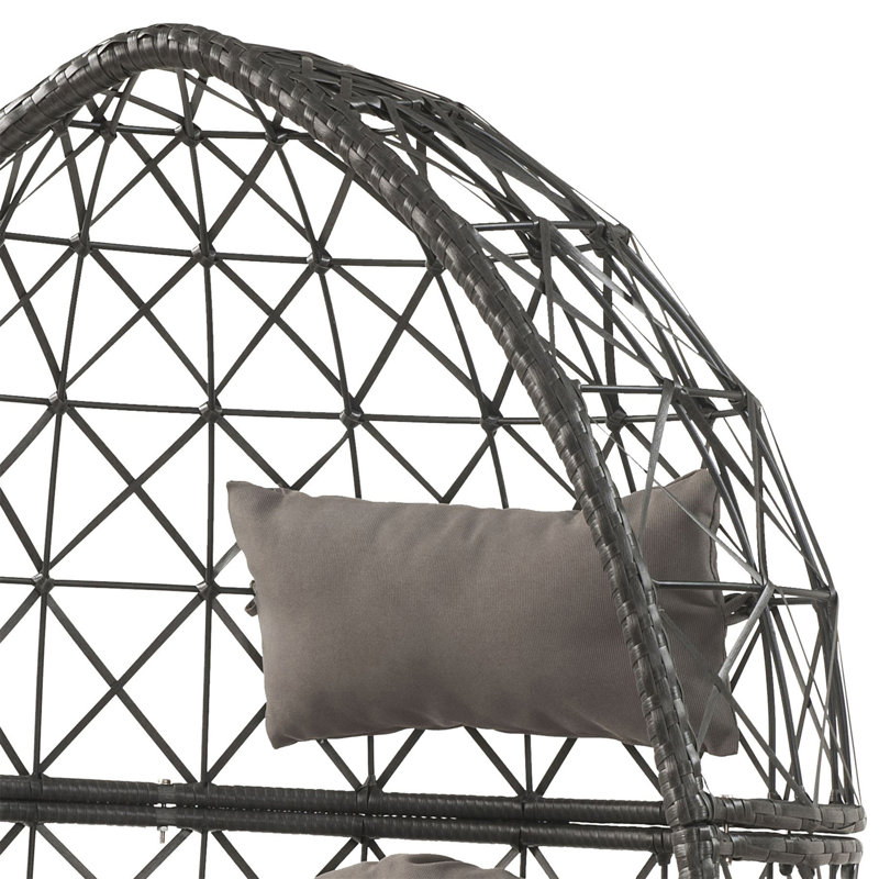 Chaise de patio gris clair et noire avec coussin rembourré