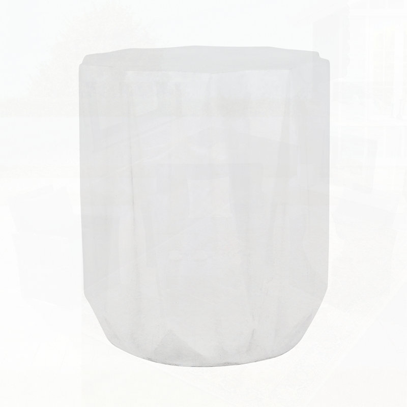 Table d'appoint charmante en forme de sablier avec fabrication durable et design minimaliste pour les espaces extérieurs modernes