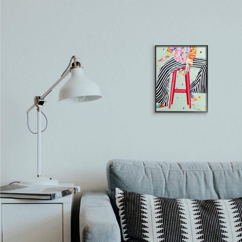 Assis sur un tabouret avec un oiseau, Giclée encadrée noir minuit, H 14 po x l 11 po