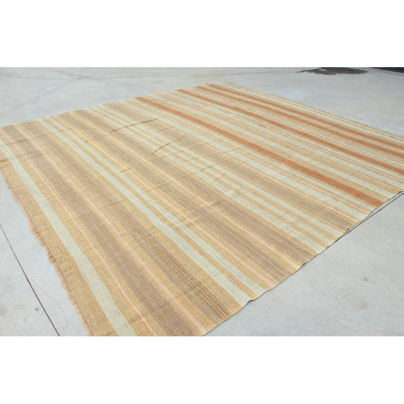 Très grand tapis turc rétro fait à la main par Anatolian, idéal pour rehausser le décor de votre salon avec son motif rayé beige