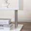 Table de bout moderne de 20 pouces, table d'appoint décorative, table basse en forme de S avec tablette de rangement et poteaux en acier, élégante et fonctionnelle