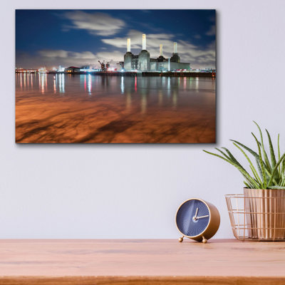 «Battersea Power Station At Night Ii» par Mark A Paulda, art mural en verre acrylique, 16 po x 12 po