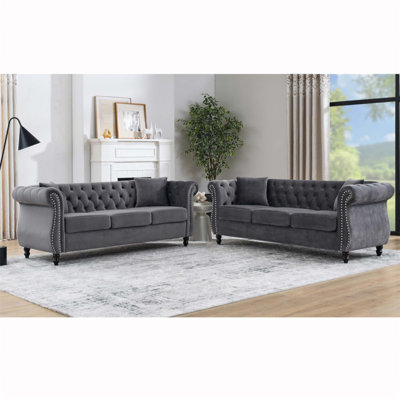 Luxueux canapé à 3 places en velours de style classique Chesterfield avec garniture cloutée élégante pour les espaces modernes et traditionnels.