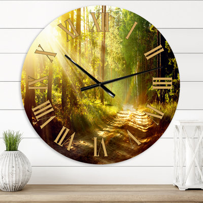 Sun Rays in Misty Old Forest - Horloge murale traditionnelle