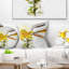 Tige de tulipe jaune avec feuilles - coussin à imprimé floral-30744439-30744443