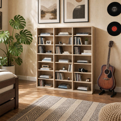 Bibliothèque à 7 étages avec rangement pour médias, armoire CD / DVD / Blu-ray sur pied étroite - tablettes ouvertes réglables - 21/33 compartiments - bois d'ingénierie, naturel