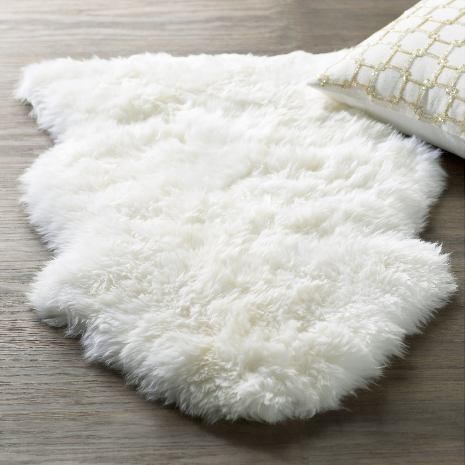 Mera Handmade Sheepskin White Area Rug, Rectangle 2' x 3'