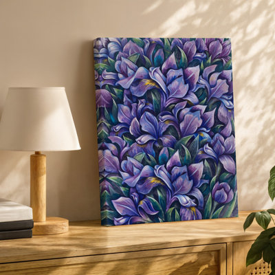 Toile, composition florale vibrante mettant en vedette un arrangement dense d'iris dans diverses nuances de lavande mauve foncé et toile