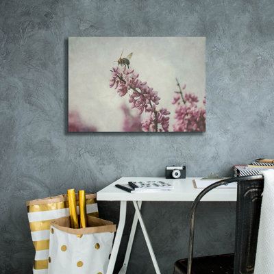  «Vol du bourdon» par Carrie Ann Grippo-Pike, art mural sur toile, 26 po x 18 po