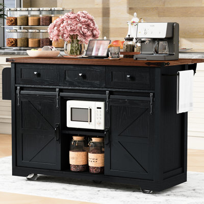 Îlot de cuisine de 138 cm (54,35 po) avec 2 portes coulissantes de style grange, 3 tiroirs, prise électrique, 5 roulettes universelles et étagères réglables pour un abattant rectangulaire de largeur moyenne de 136 cm (53,7 po) et de 119 cm (47 po) de largeur, avec rangement pour salle à manger et prise électrique