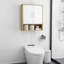Armoire murale de salle de bain avec double porte, tablette inférieure, portes à motif ondulé, tablette intérieure réglable et finition en bois naturel