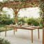 Table de salle à manger en bois d'acacia avec finition en teck, durable et spacieuse pour les rassemblements de patio