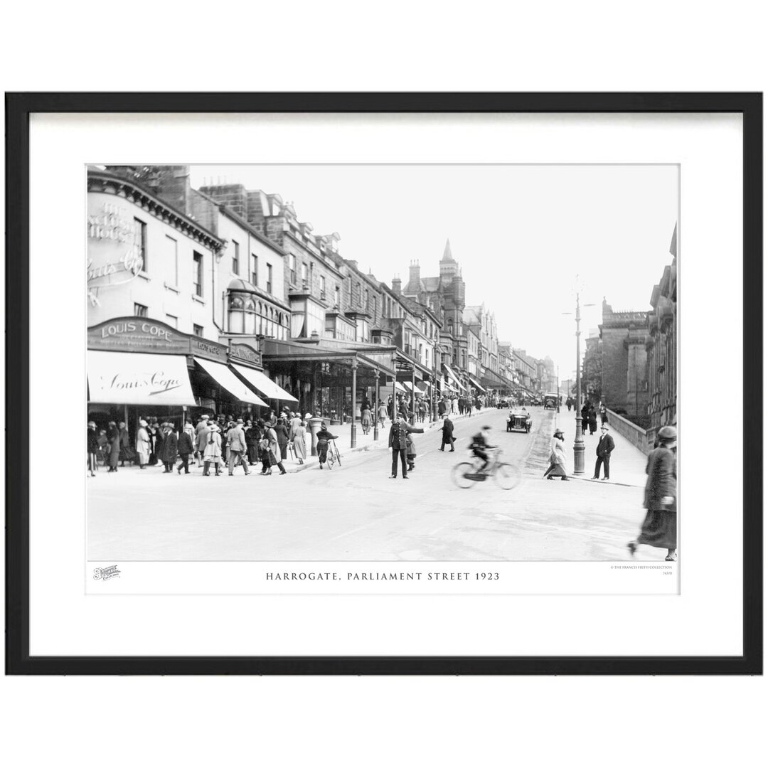 Gerahmtes Papierbild - Fotografie „Harrogate, Parliament Street 1923”