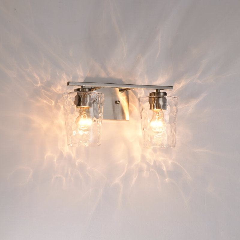 Éclairage pour salle de bain 2 lumières en nickel brossé 15 po avec abat-jour en verre martelé transparent, Nickel brossé