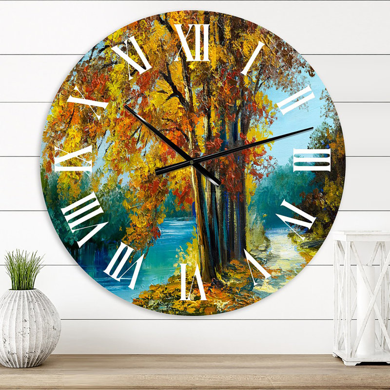 Trees In Warm Autumn Colors par Bright Blue River - Horloge murale traditionnelle, Petit
