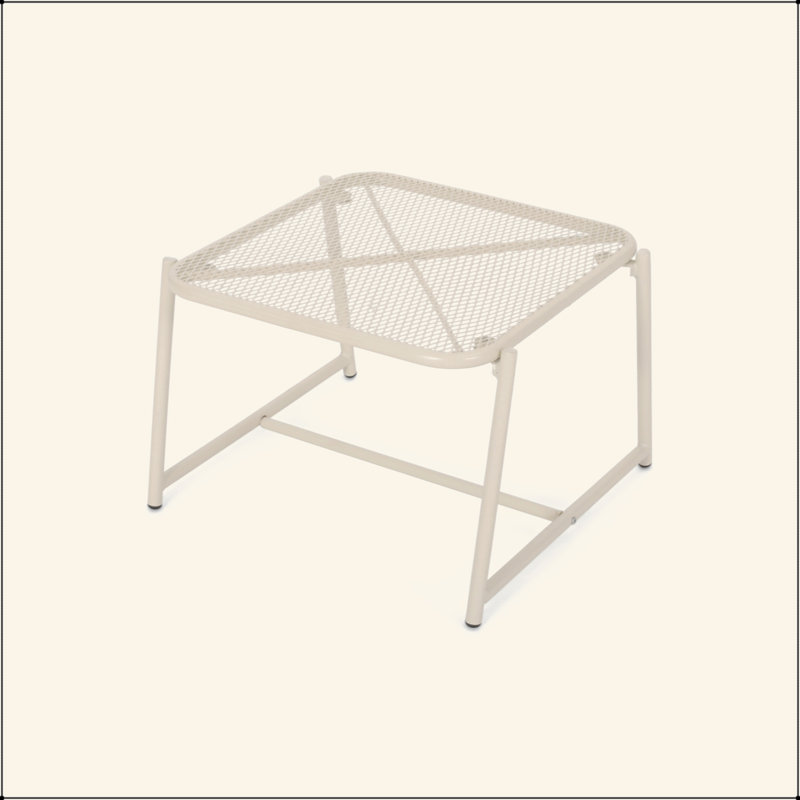 Charmante table d'appoint d'extérieur avec plateau en maille élégant et attrait polyvalent