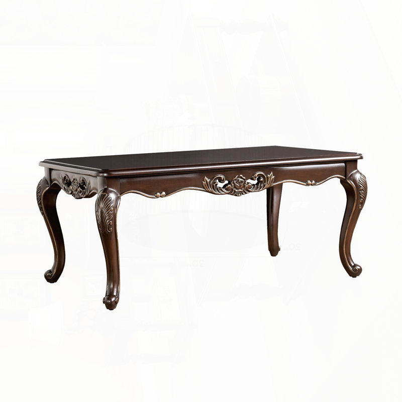 Table basse traditionnelle avec détails sculptés et pieds en cabriole