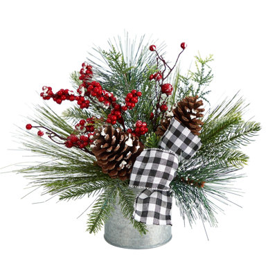 Arrangement de soie de pommes de pin givrées et de baies