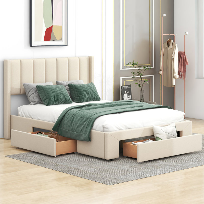 Grand lit plateforme tapissier avec un grand tiroir dans le pied de lit et un tiroir de chaque côté, beige