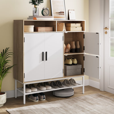 Range-chaussures autoportant en bois et blanc à deux tons avec portes, tablettes réglables et tablette inférieure en filet